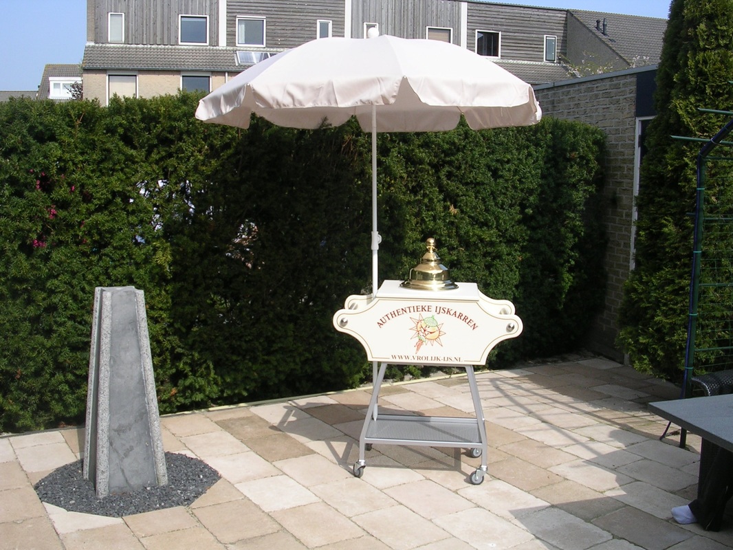 De ijskar met parasol op een tuinfeest